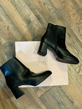 SIZE 9 CHINESE LAUNDRY Boots