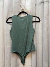 SIZE M HOUSE OF HARLOW DARK SAGE Tops