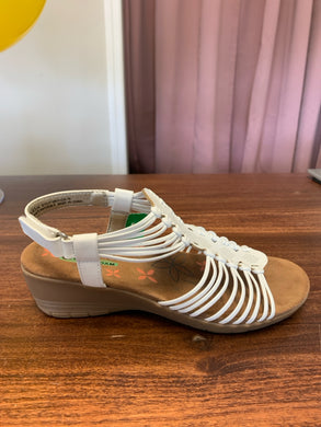 SIZE 6.5 BARE TRAPS Sandals