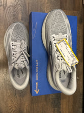 SIZE 8.5 BROOKS Sneakers