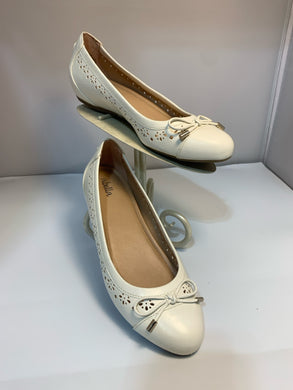 SIZE 8.5 abella Flats