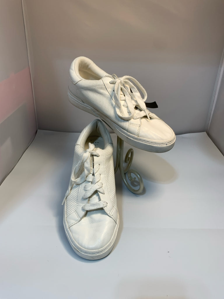 SIZE 9 UNIVERSAL THREAD Sneakers
