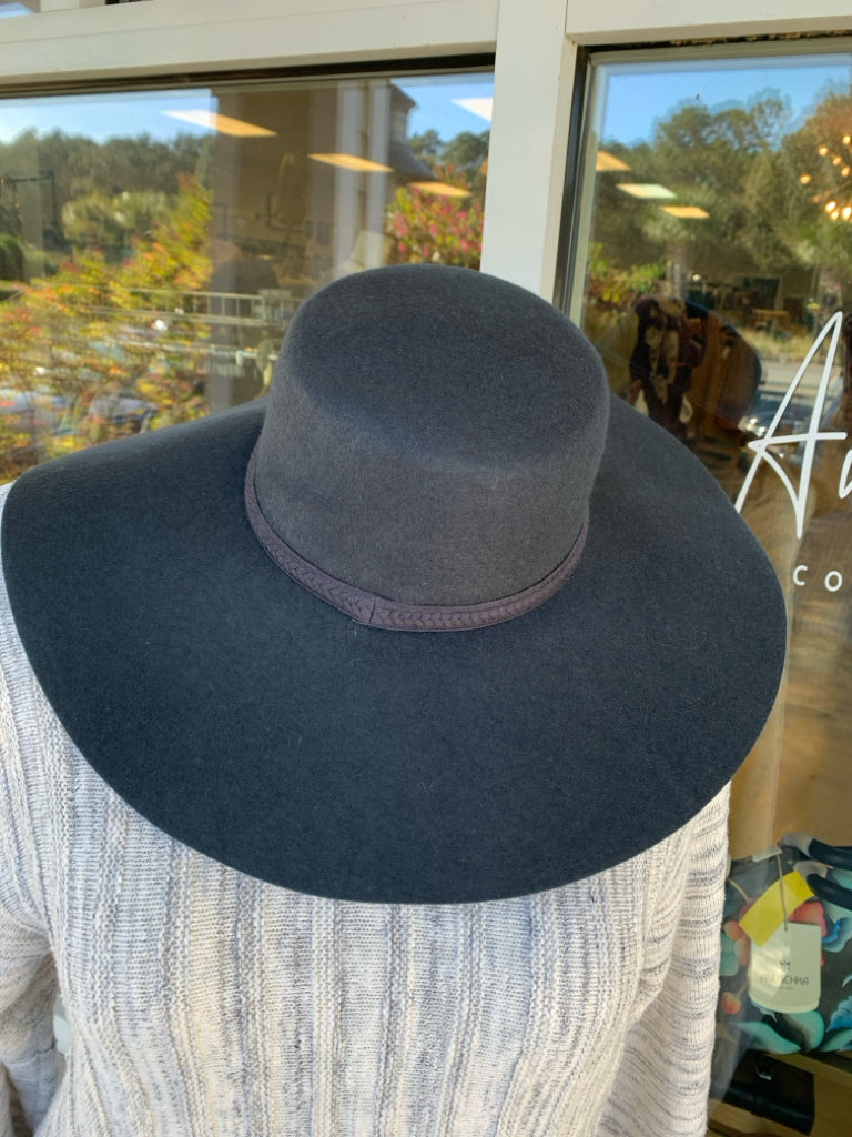 UNIVERSAL THREAD Hats