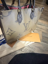 LOUIS VUITTON Tote