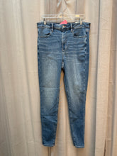 SIZE 14 American Eagle MEDIUM WASH Jeans