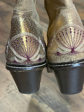 SIZE 8.5 DONALD J PLINER Boots