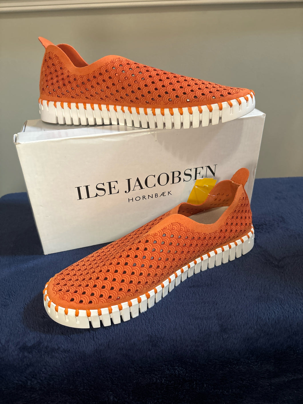 SIZE 7.5 ISLE JACOBSON Sneakers