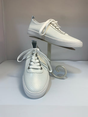 SIZE 6.5 TOMMY BAHAMA Sneakers
