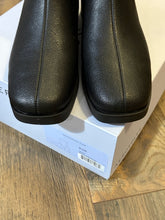 SIZE 8.5 AEROSOLES Boots