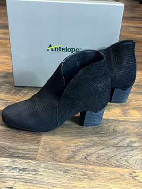 SIZE 9 ANTELOPE Booties