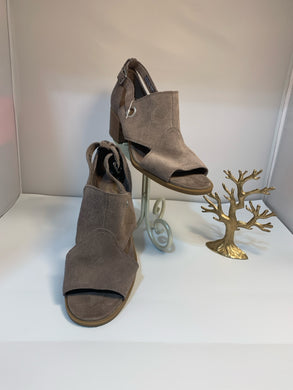 SIZE 10.5 KOOLABURRA Sandals