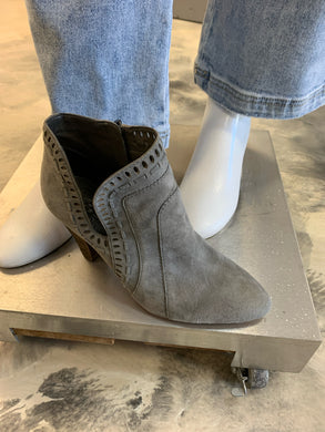 SIZE 7.5 VINCE CAMUTO Booties