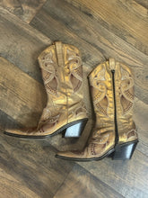 SIZE 8.5 DONALD J PLINER Boots