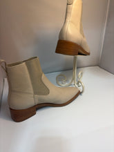 SIZE 9 BERNARDO Boots
