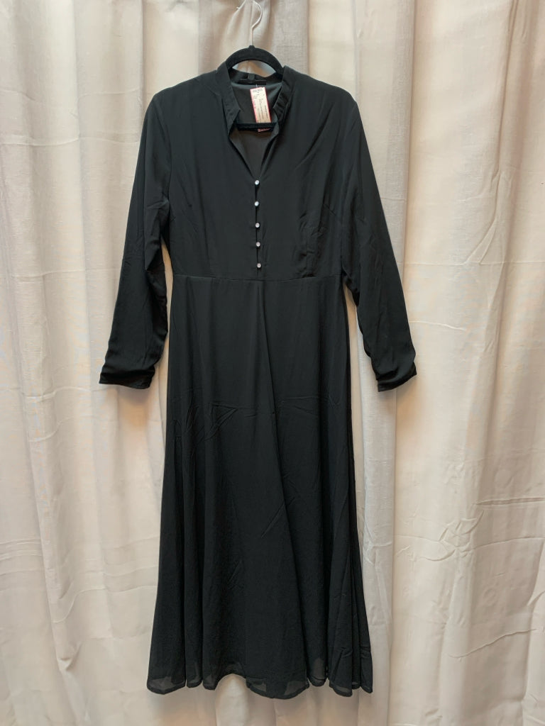 SIZE M THE PYRAMID COLLECTION Dress