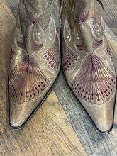 SIZE 8.5 DONALD J PLINER Boots